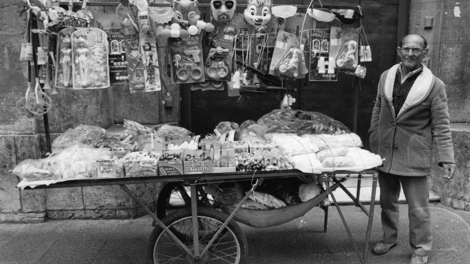 El carrillo que se ponía en la puerta de la Compañía de María