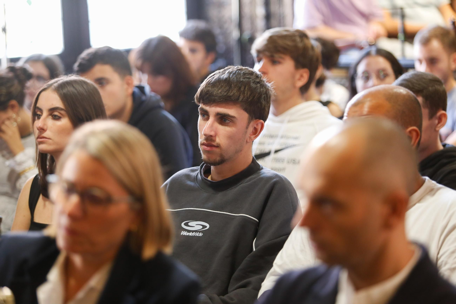 Fotos de la mesa redonda sobre economía azul y sostenibilidad, de las Cátedras Telefónica y la UCA