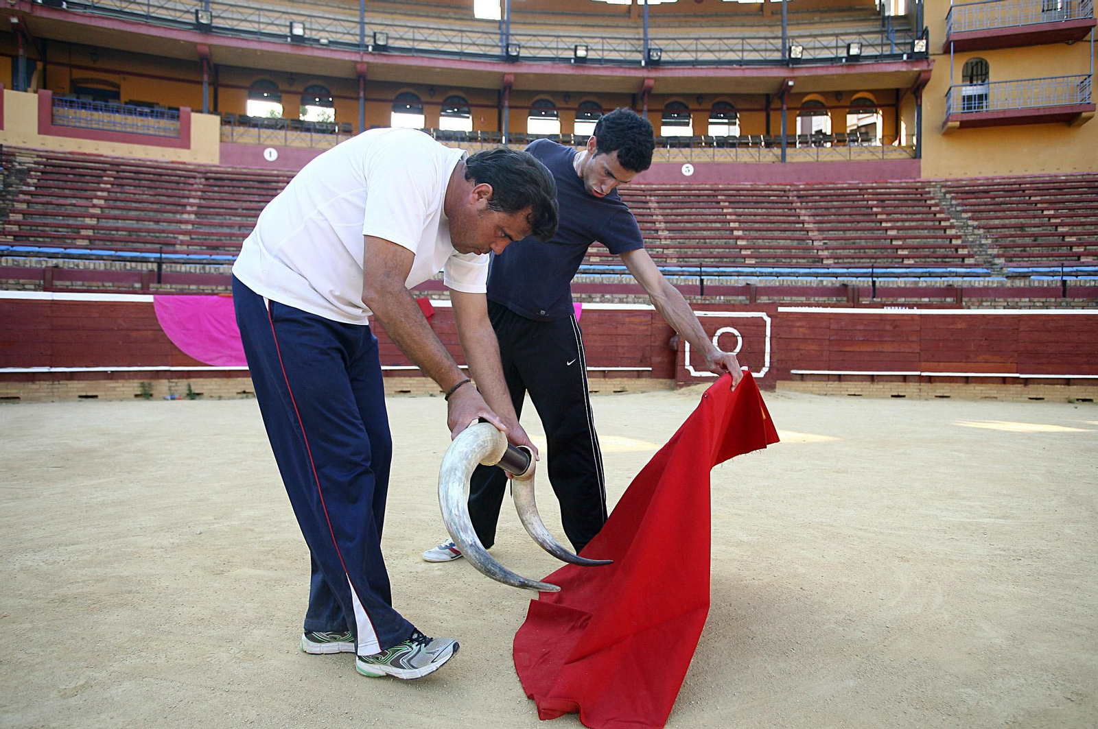El banderillero Manolo Contreras entrena con David de Miranda.