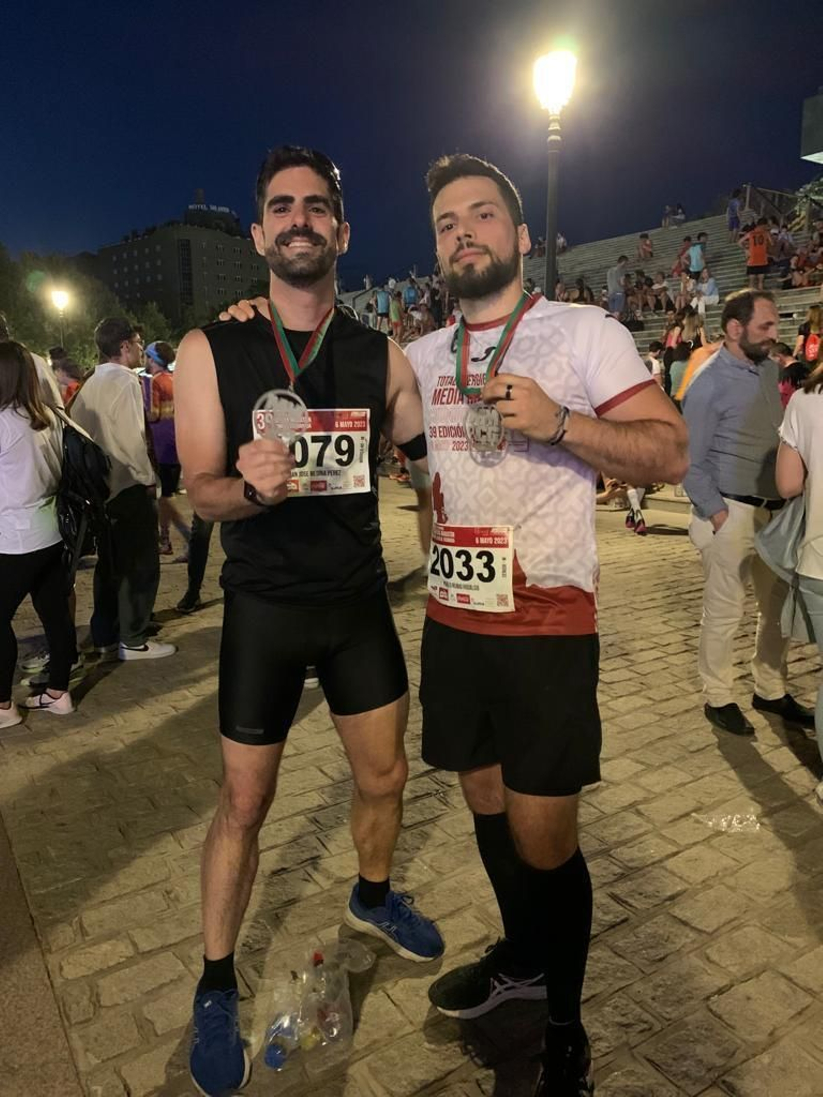 El redactor J. J. Medina y su amigo Pablo Rubio, tras acabar la pruebas con la medalla de Finishers
