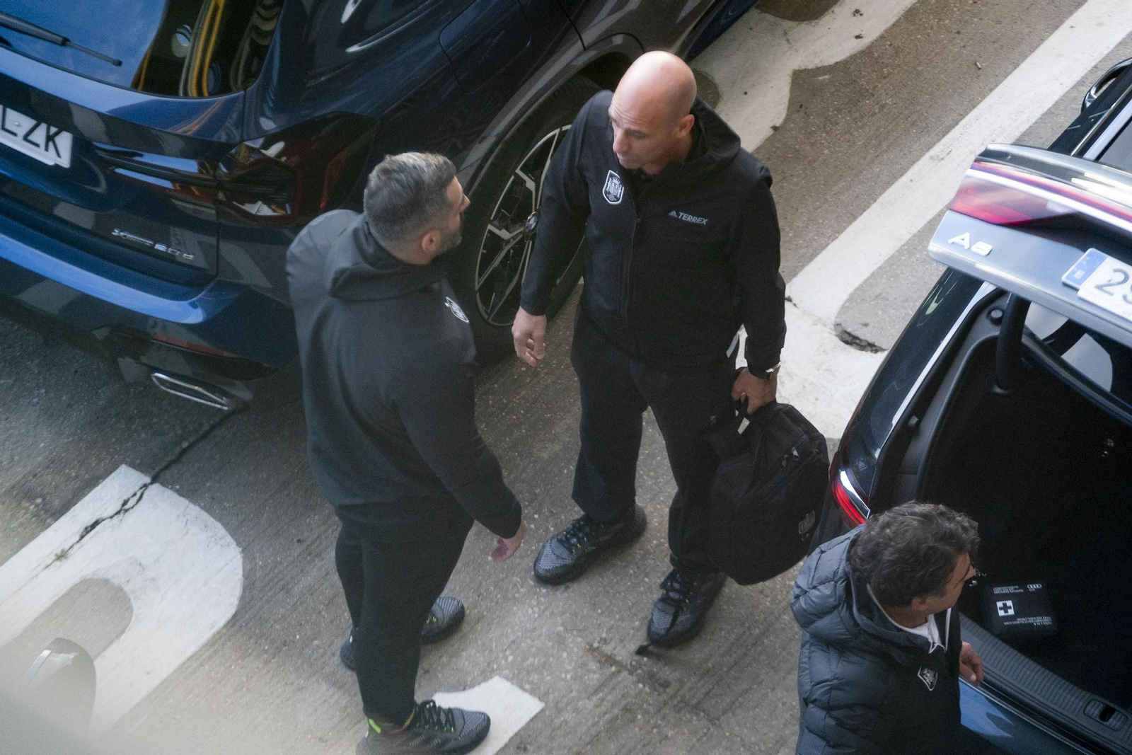 La fotos de la llegada de una selección fracasada