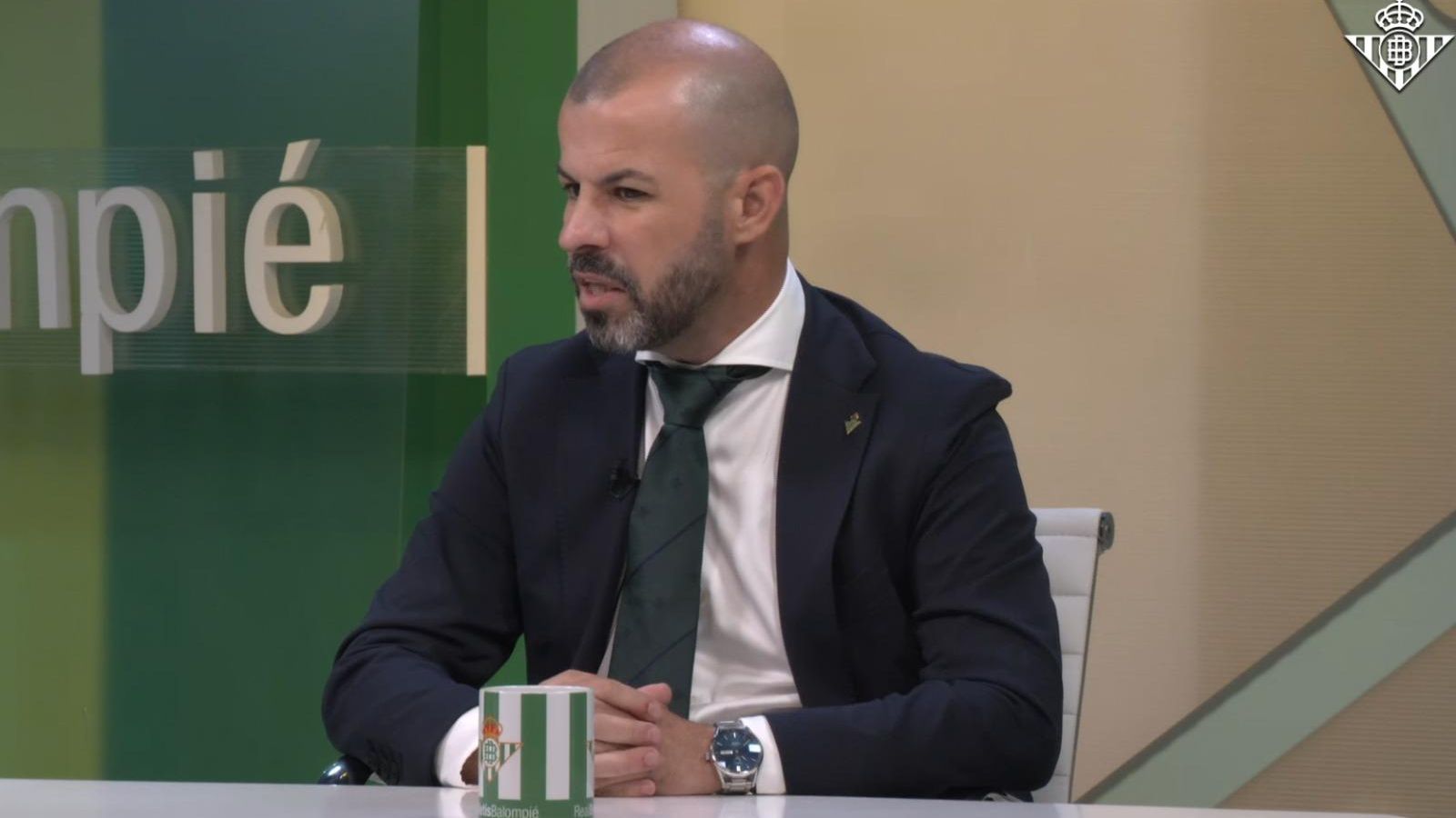 Manu Fajardo atiende a los medios de comunicación del Real Betis Balompié