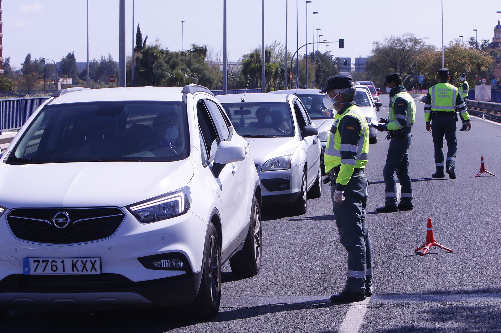Controles de la Guardia Civil y Policía Local agradeciendo aplausos