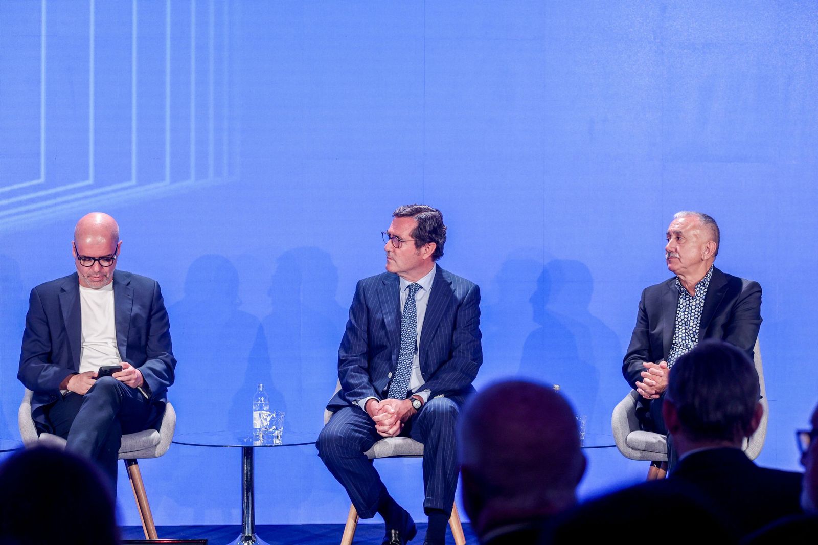 El secretario general de CCOO, Unai Sordo; el presidente de la patronal, Antonio Garamendi; y el secretario general de UGT, Pepe Álvarez.
