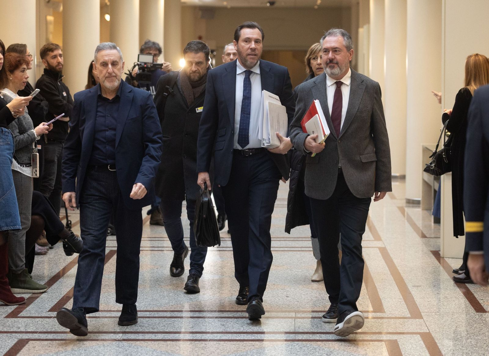 Entrada de Óscar Puente al Senado acompañado de Juan Espadas.