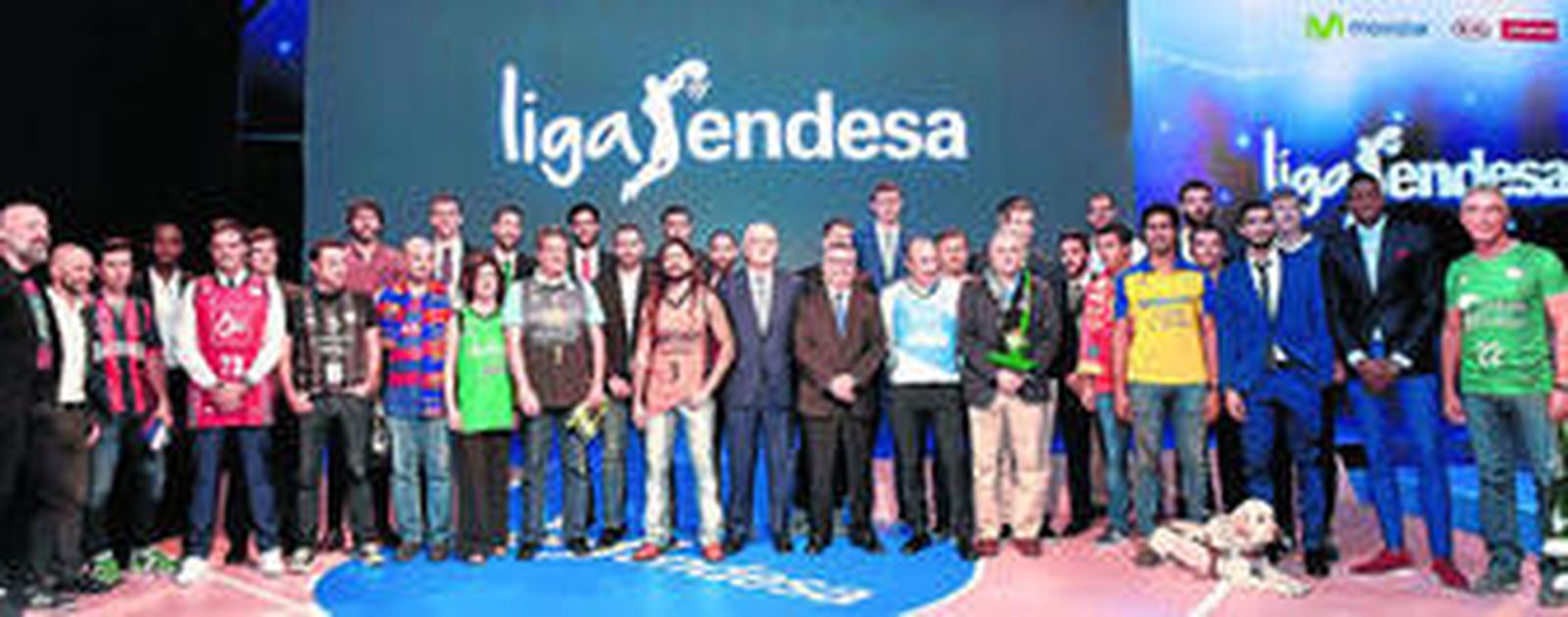 El presidente de la ACB, Francisco Roca, y el consejero delegado de Endesa, José Bogas, posan con los aficionados invitados, los jugadores de los 17 clubes y los presentadores del acto.