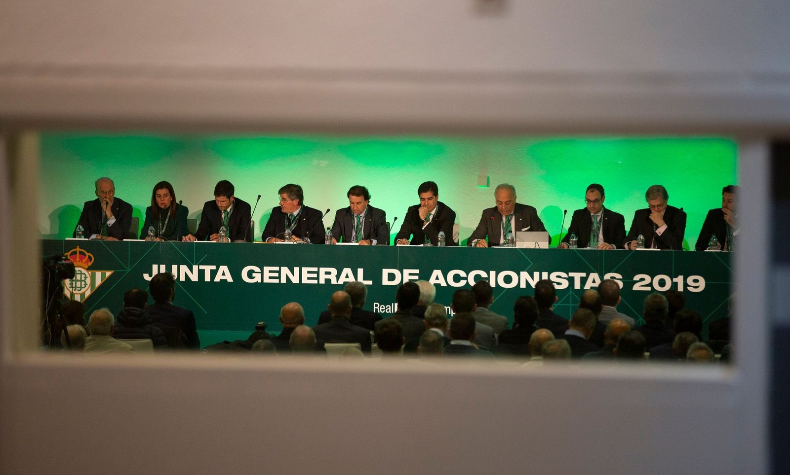 La mesa que preside la Junta General del Betis.