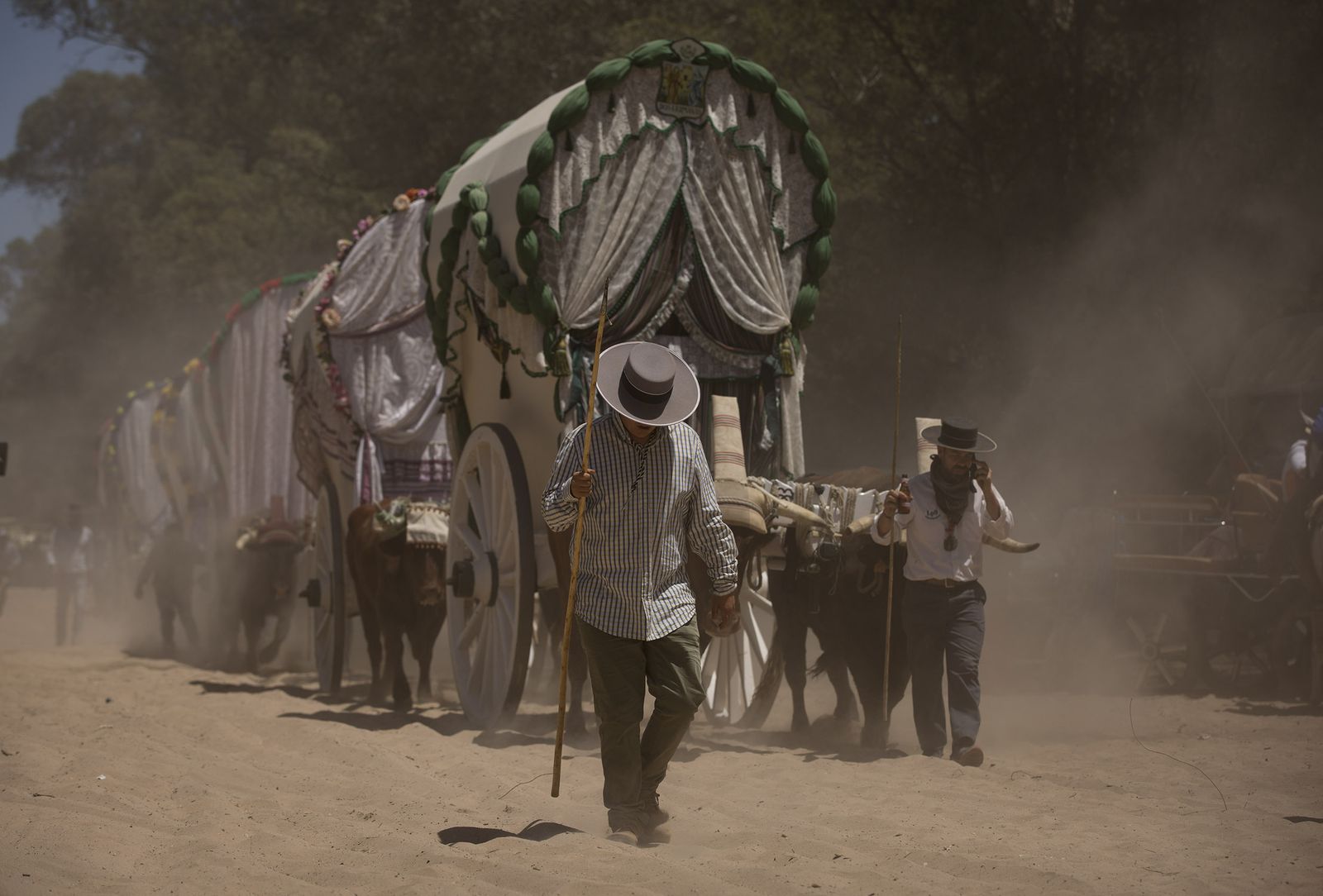 El paso de hermandades del Rocío por la Raya Real