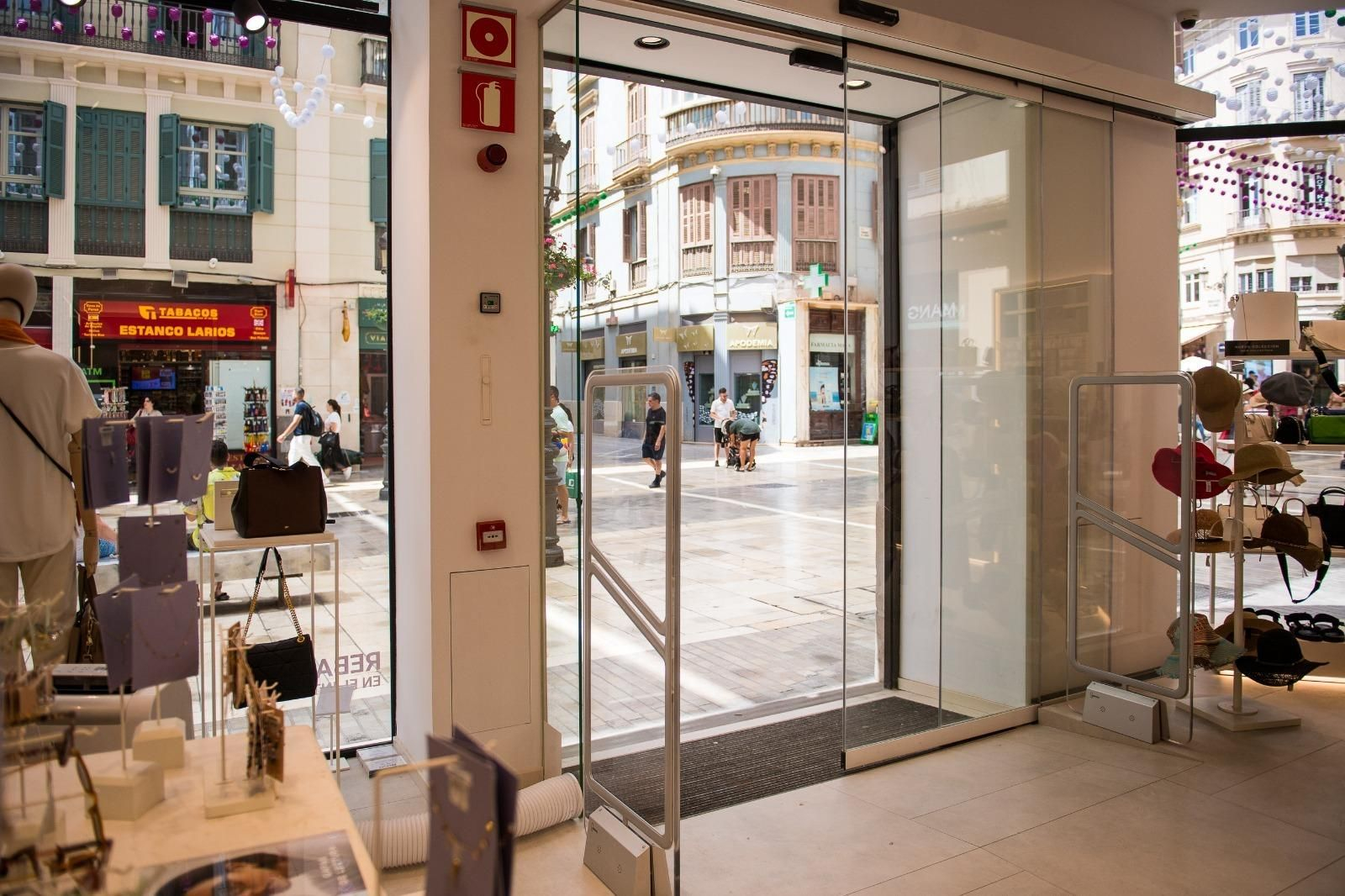 Imágenes de la puesta en marcha del Plan de Ahorro Energético en Málaga