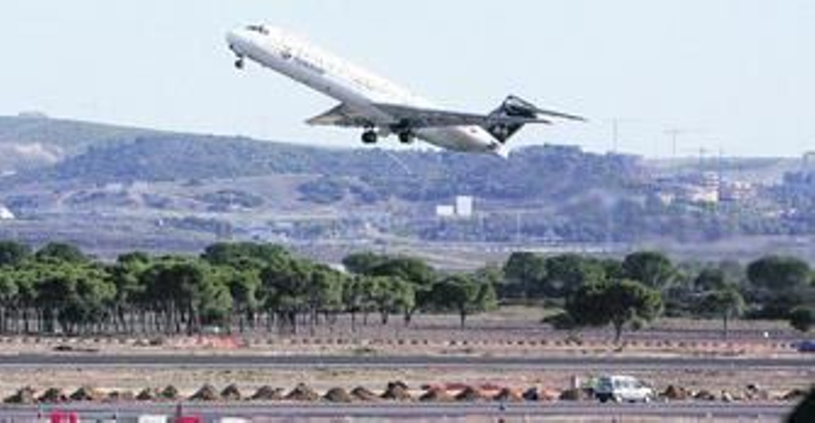 Imagen de la salida del último avión de Spanair en el aeropuerto jerezano, ayer.