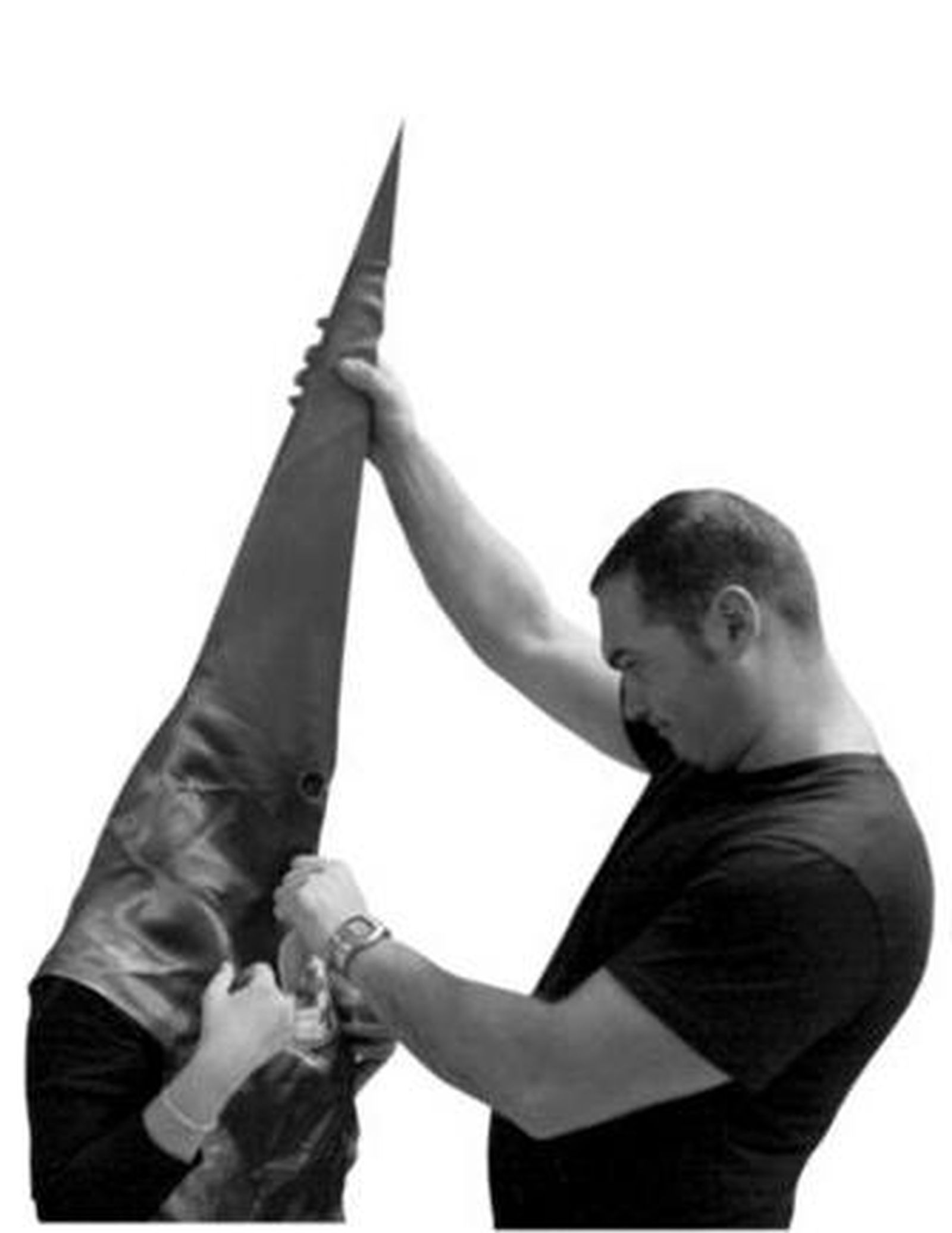 Mientras Jesús Vieira       realiza un capirote de rejilla, Rocío García da las últimas puntadas al morrión que cubrirá este complemento cofrade.