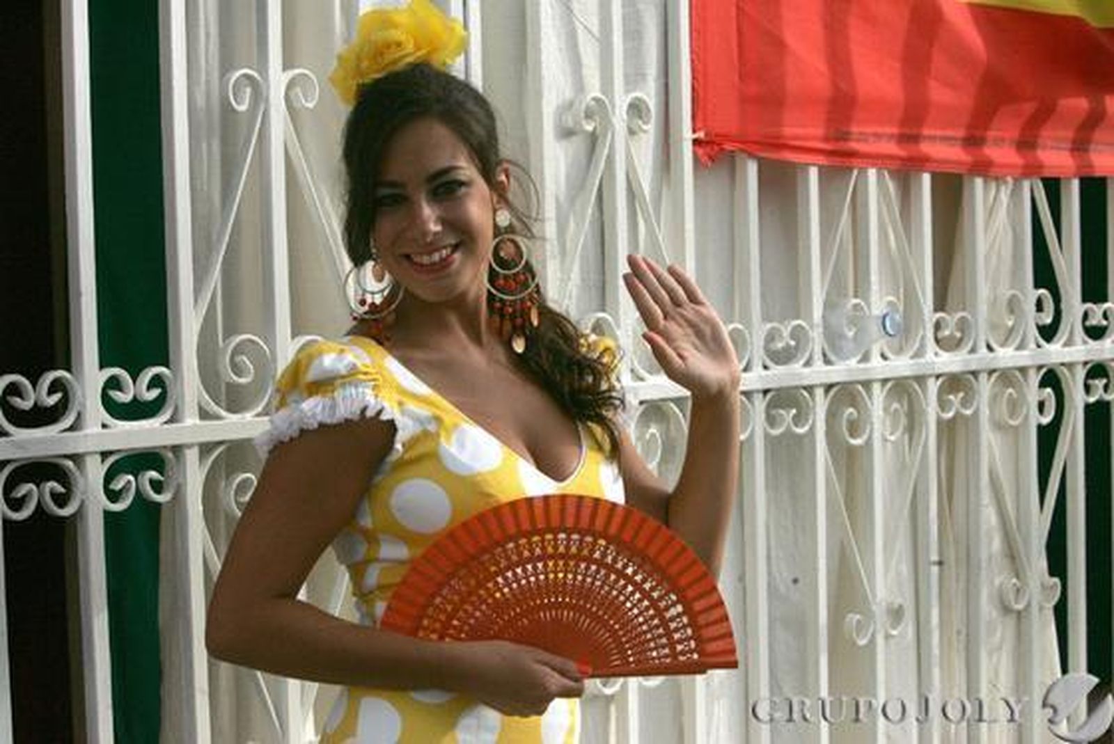 Los algecireños disfrutan de su último día de feria y se reúnen en el Real para contemplar el montaje pirotécnico con el que acaba la fiesta./J.M. Quiñones

Foto: J.M. Quinones