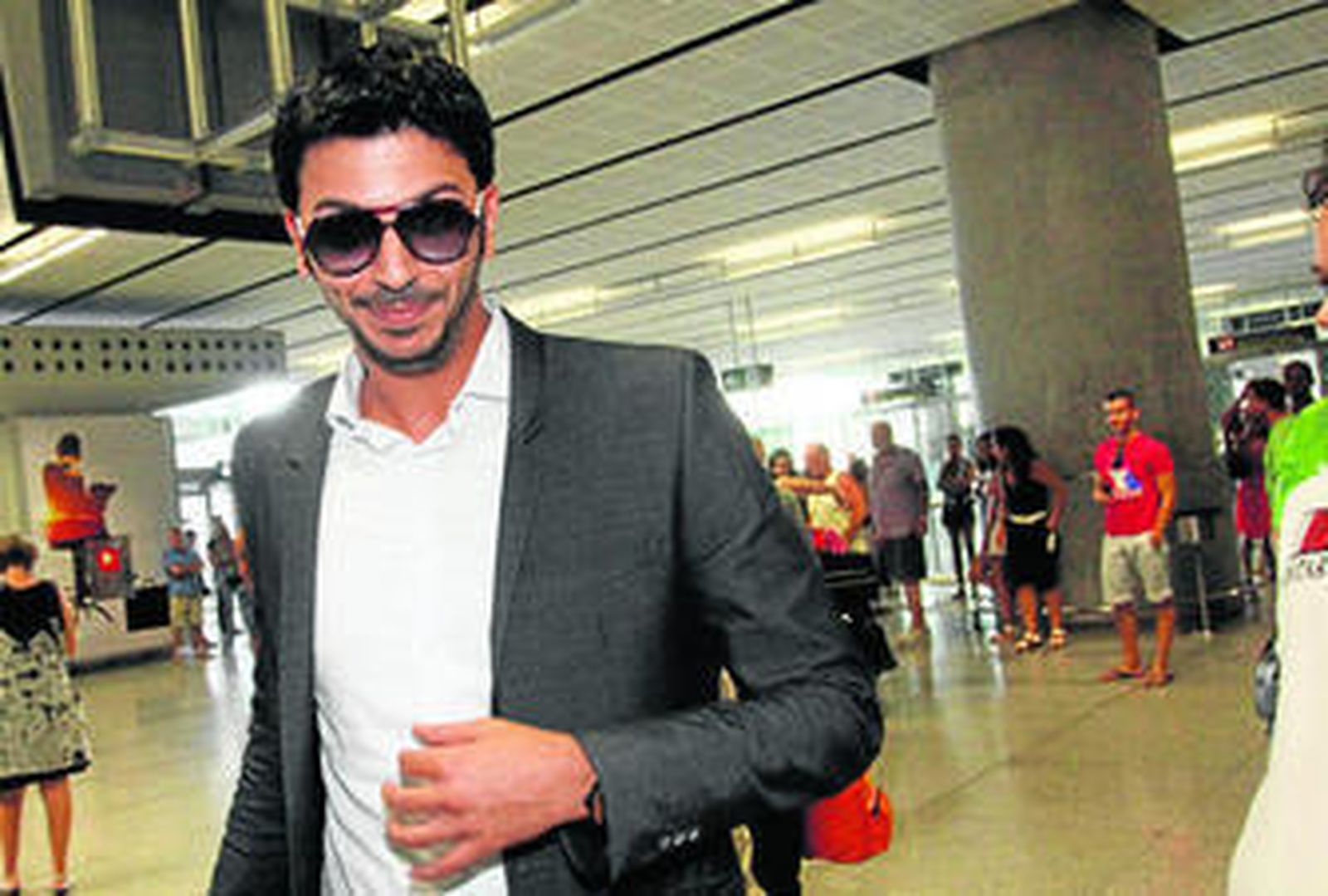 Moayad Shatat, ayer por la tarde, tras tomar tierra en el aeropuerto de Málaga.