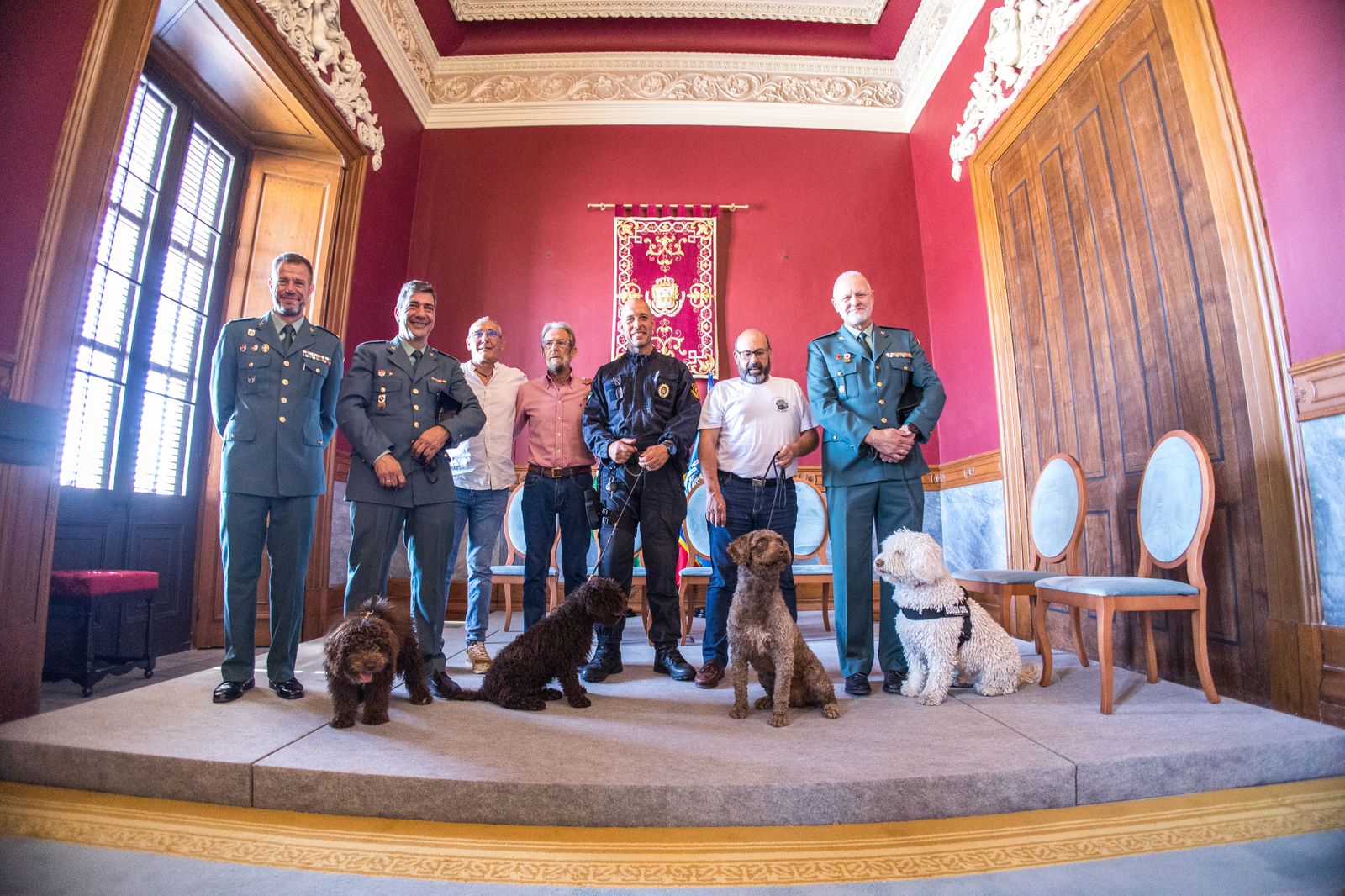 Las imágenes de la entrega del perro adiestrado Enzo a la Guardia Civil en San Fernando