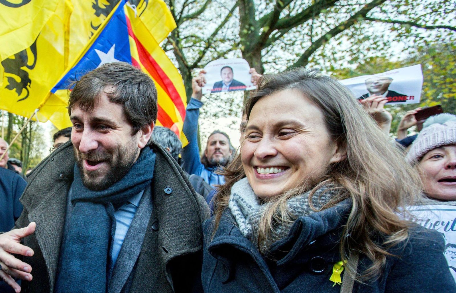 La ex consejera huida Meritxell Serret junto a Antoni Comín en una manifestación