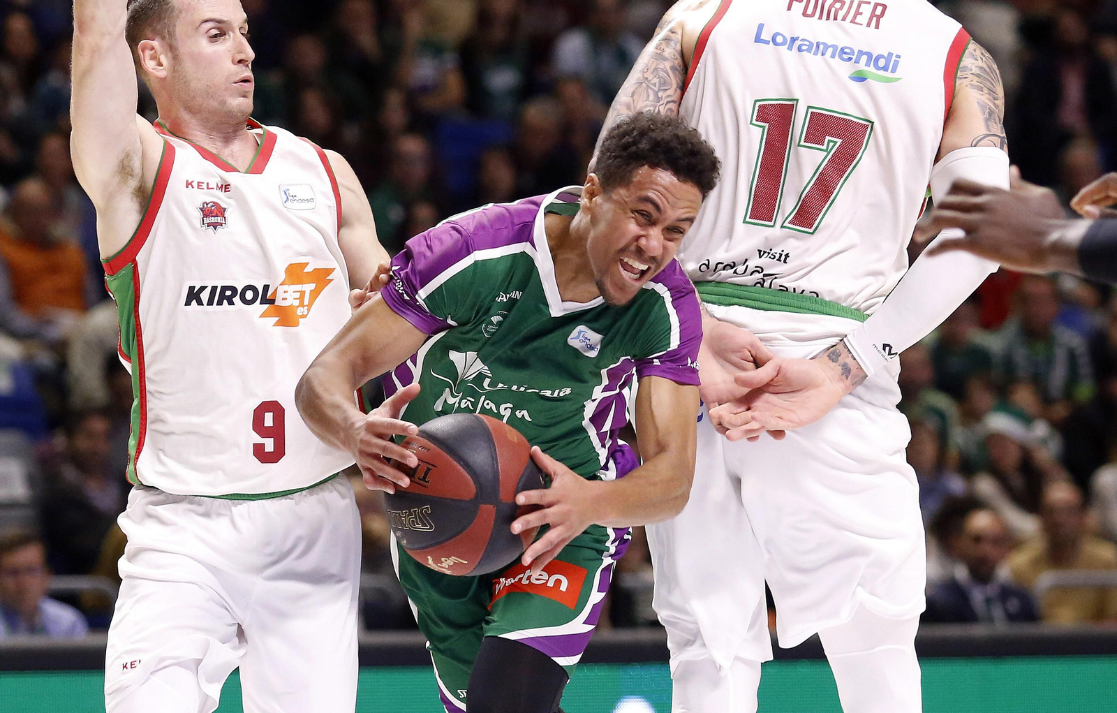 Roberts intenta marcharse de sus rivales.