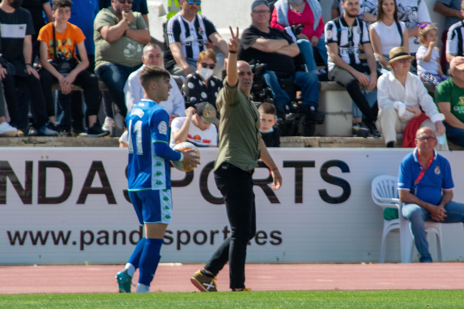 Monteagudo hace gestos en el Balona-Betis Deportivo.