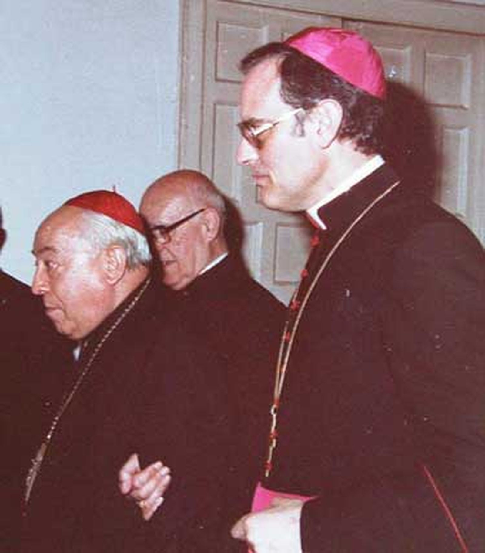 El cardenal Bueno Monreal camina del brazo de monseñor Amigo en su primer año en Sevilla