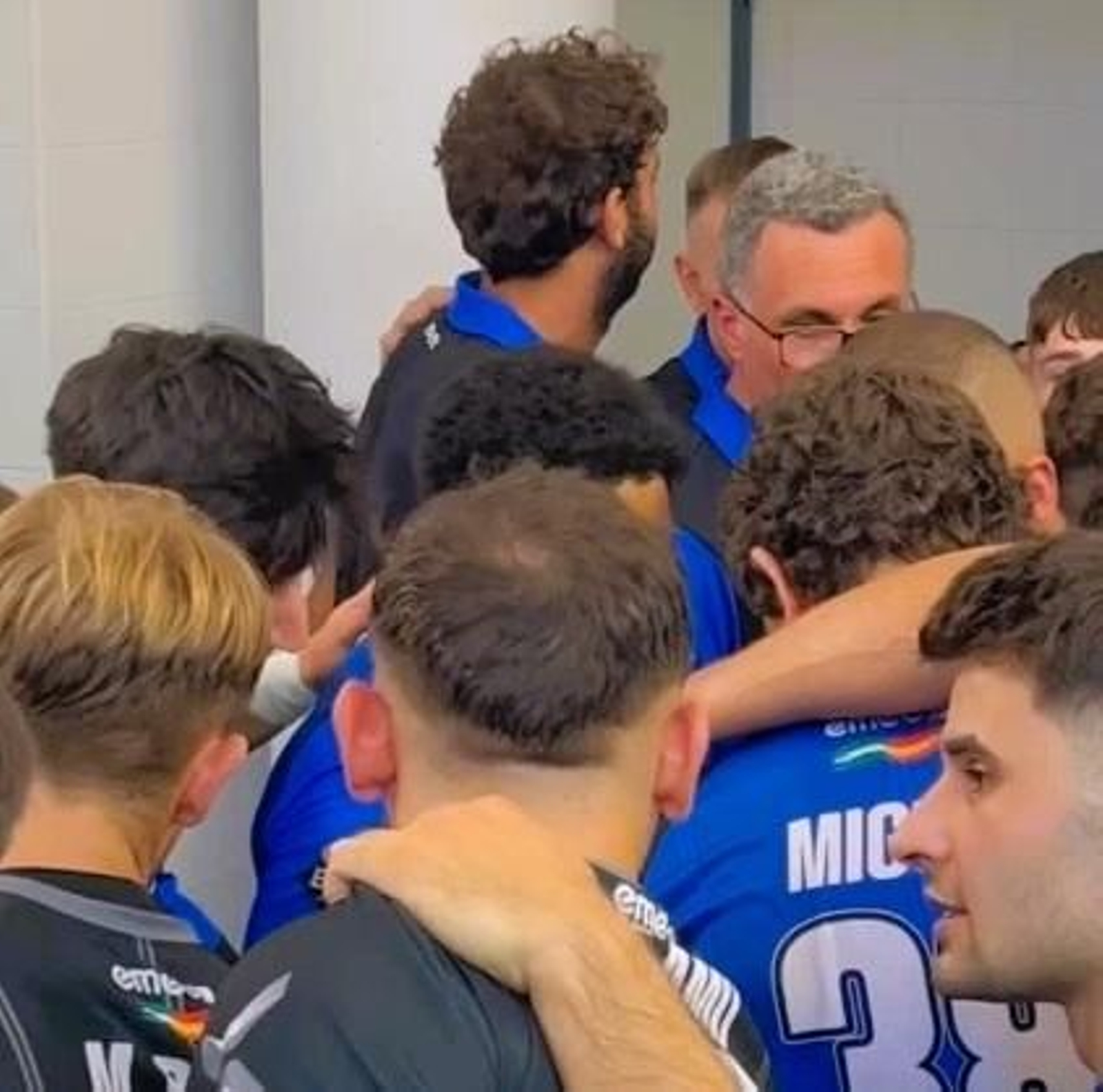 Piña del conjunto canterano-sureño antes del comienzo de un encuentro de la presente temporada.