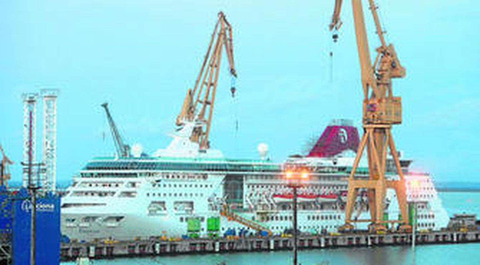 El 'Empress', de Pullmantur, antes de que su casco fuera pintado de azul, en el dique 4 de Navantia-Cádiz.