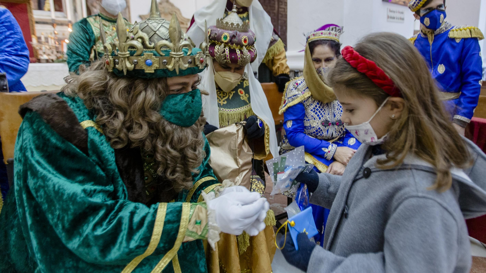 En imágenes: Los Reyes Magos recorren los barrios de Cádiz