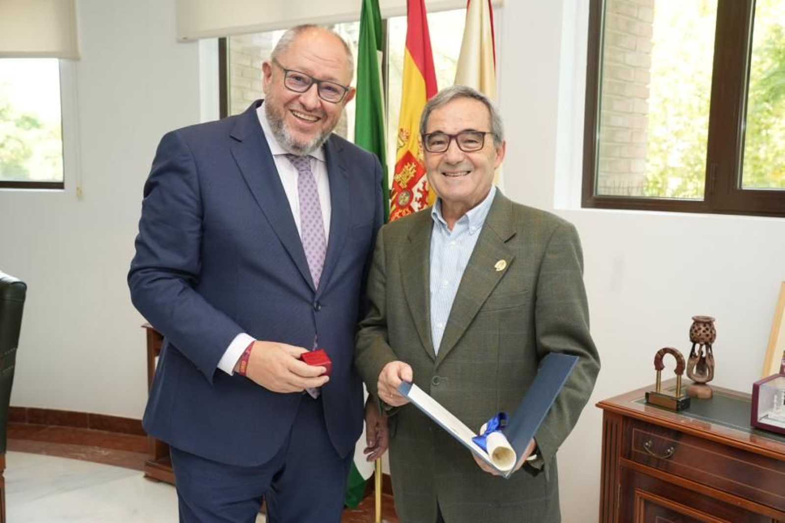 Manuel Torralbo entrega la distinción Abderramán III al profesor Eduardo Moyano. Manuel Torralbo entrega la distinción Abderramán III al profesor Eduardo Moyano.