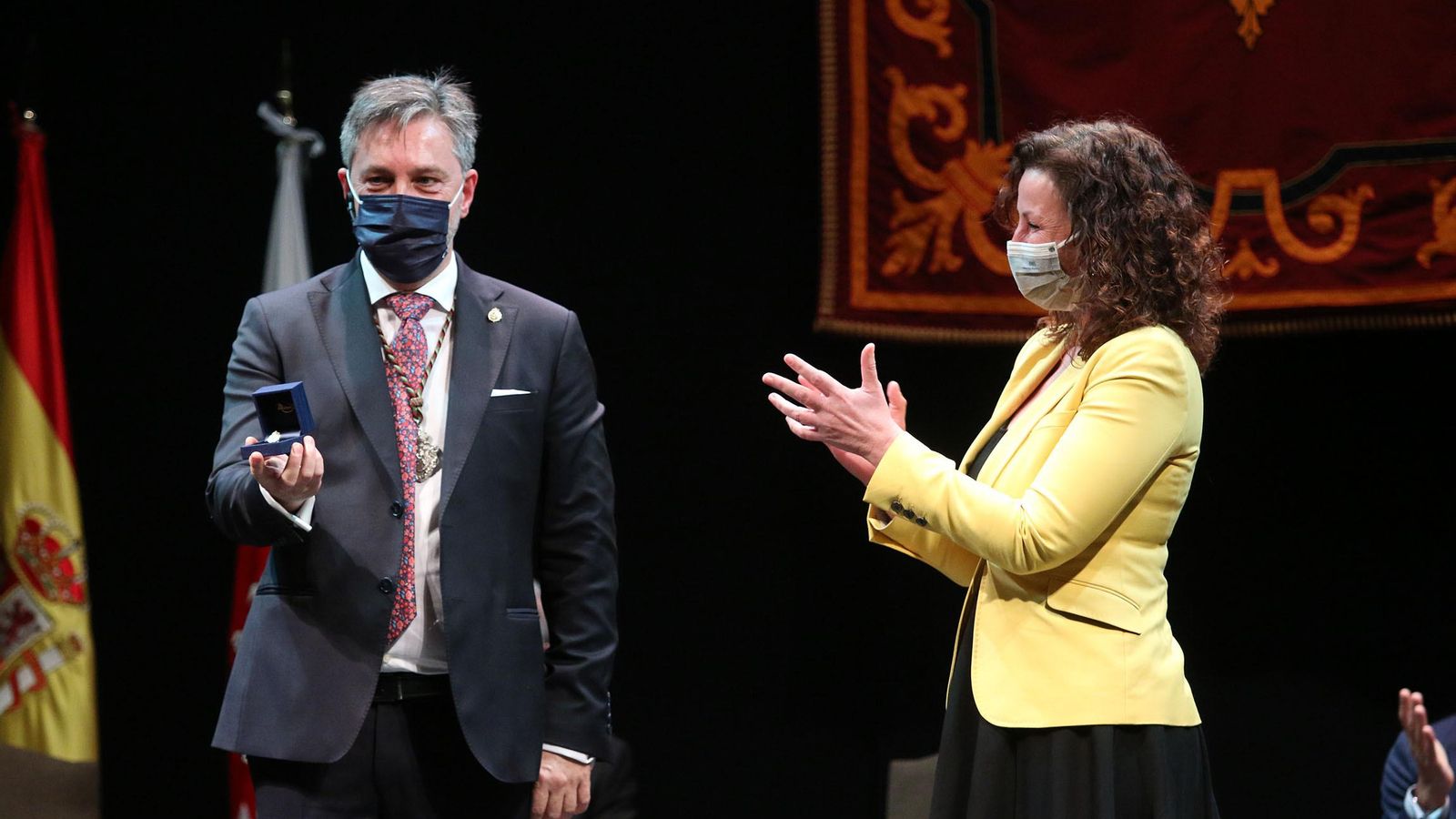 Momento de la entrega del Escudo de Oro de la ciudad.