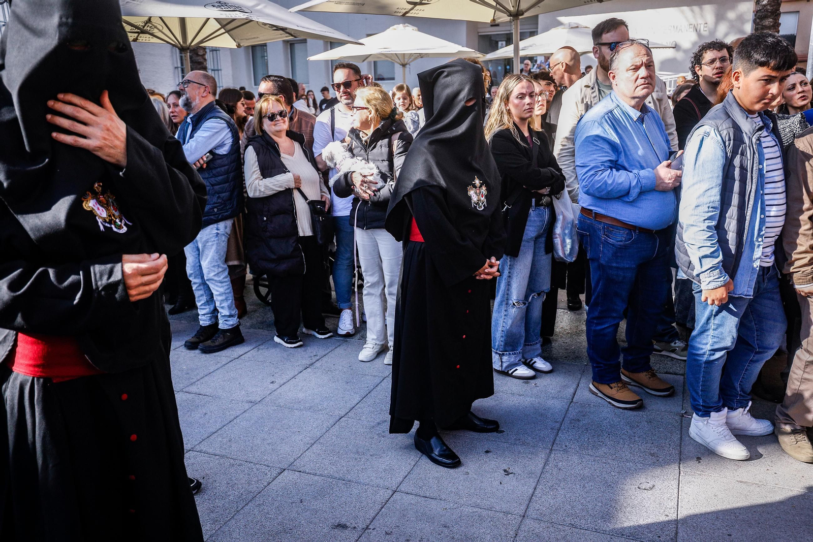 Imágenes de la salida de Desamparados en la Semana Santa de San Fernando 2025