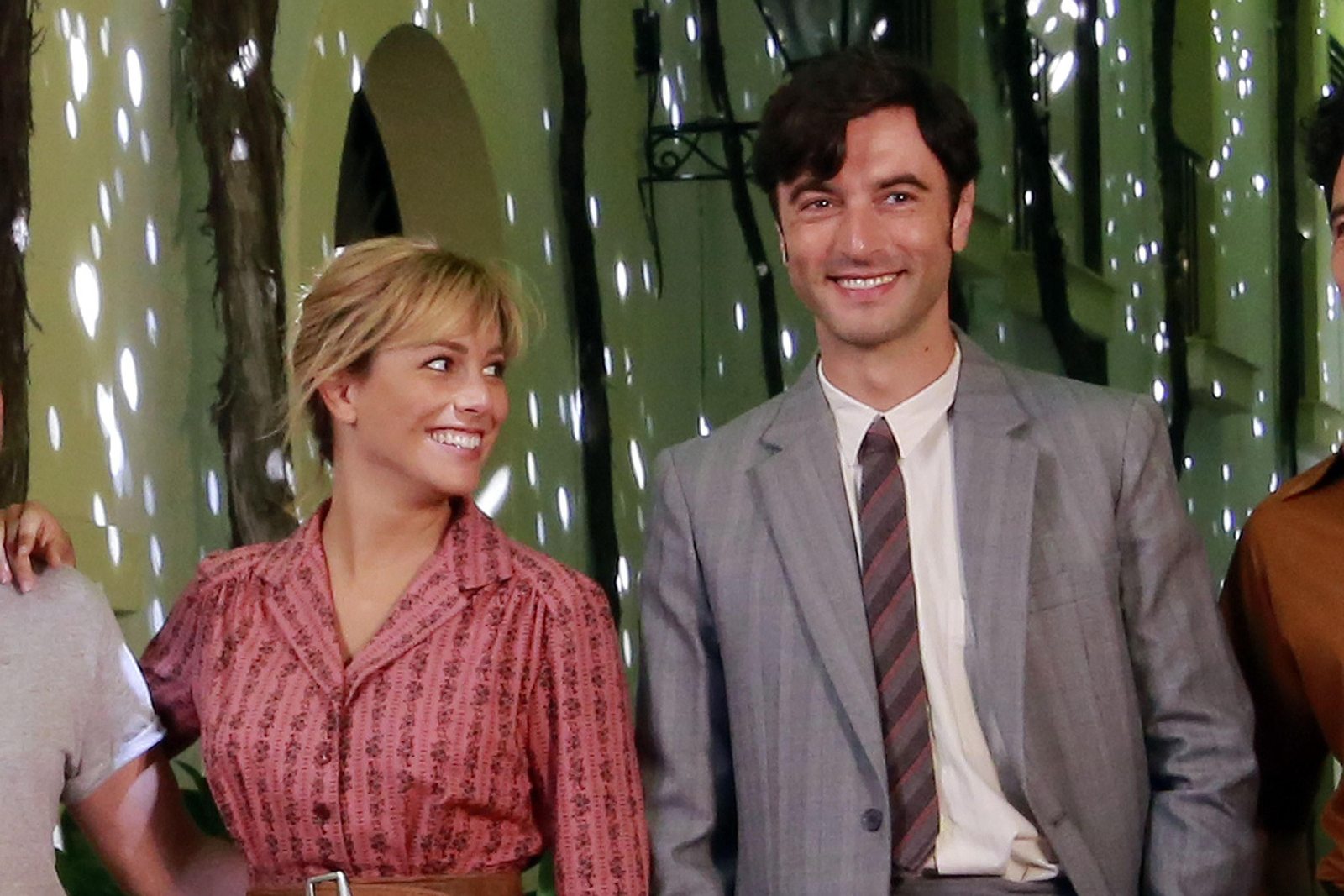 Blanca Suárez y Javier Rey, caracterizados como sus protagonistas en 'El verano que vivimos', durante un acto para la prensa, el pasado mes de septiembre.