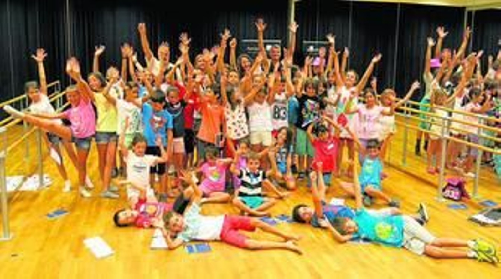 Los niños y niñas del curso Pequeños Creadores se preparan para su representación final.