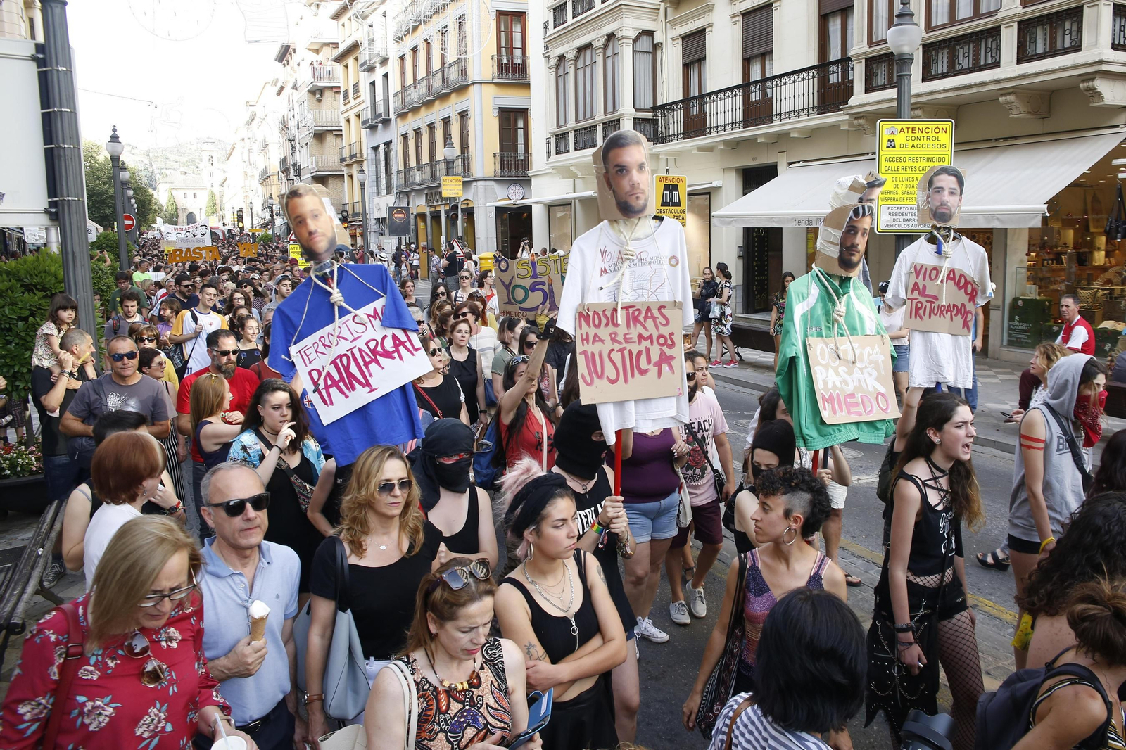 La concentración acabó convertida en una marcha que recorrió Reyes Católicos y el entorno de la Fuente de las Batallas.