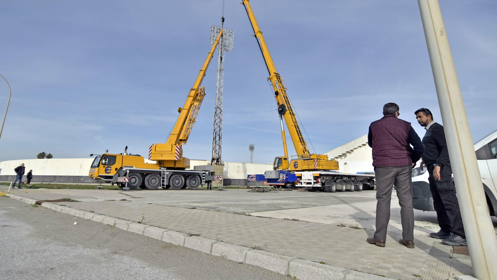 Las fotos del desmontaje de la torres de luz del estadio municipal de La Línea