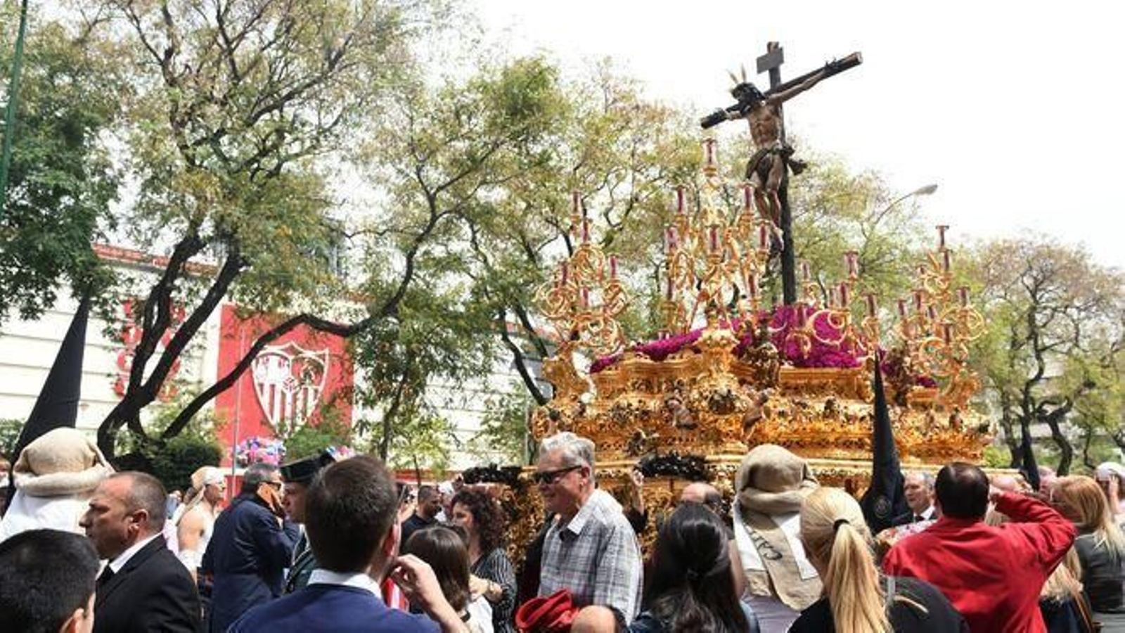 El Cristo de la Sed, ante el Ramón Sánchez-Pizjuán.