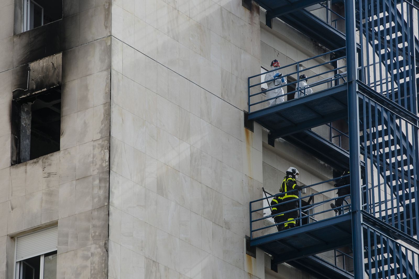 Bomberos y policía judical trabajando en las plantas afectadas por el incendio.
