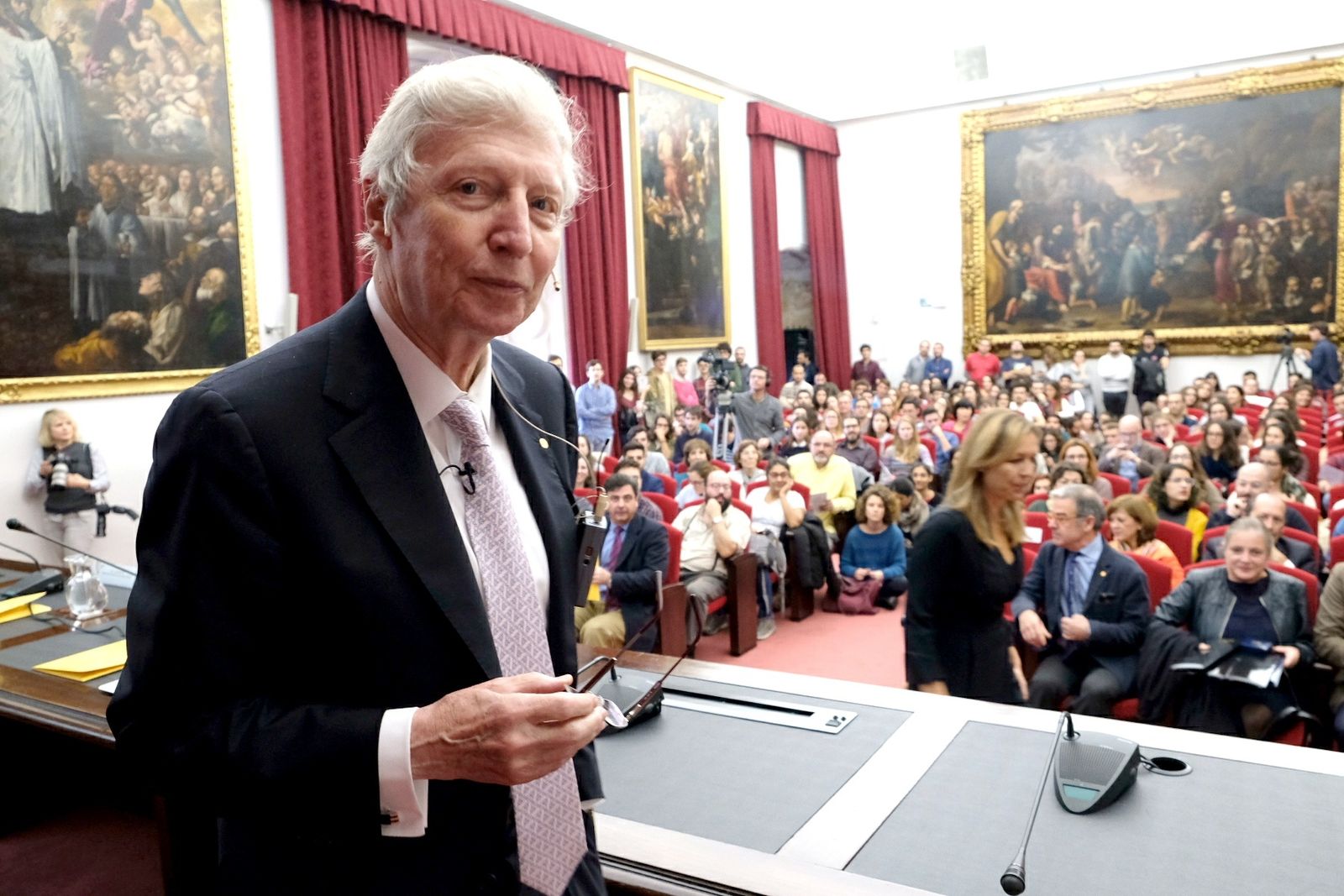 Jules A. Hoffmann y los estudiantes de Biomedicina.