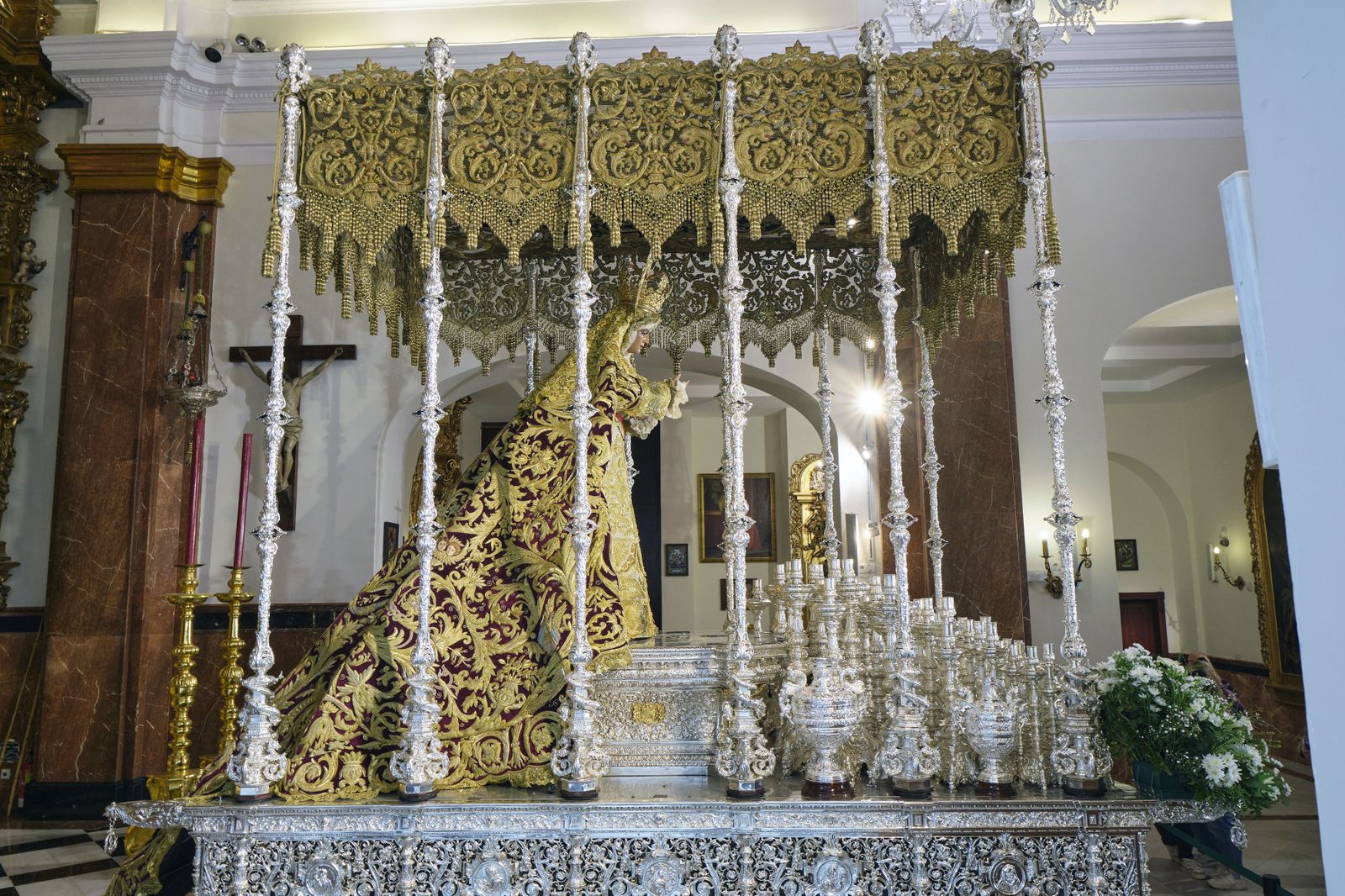 La Esperanza de Triana amanece subida en su palio, con el manto morado a estrenar en la Madrugá