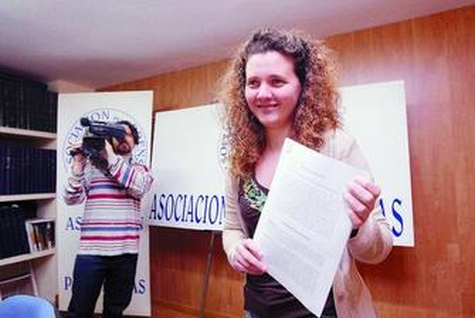 María del Mar Granados explicó ilusionada el fallo del TSJA junto a su padre y a su abogado.