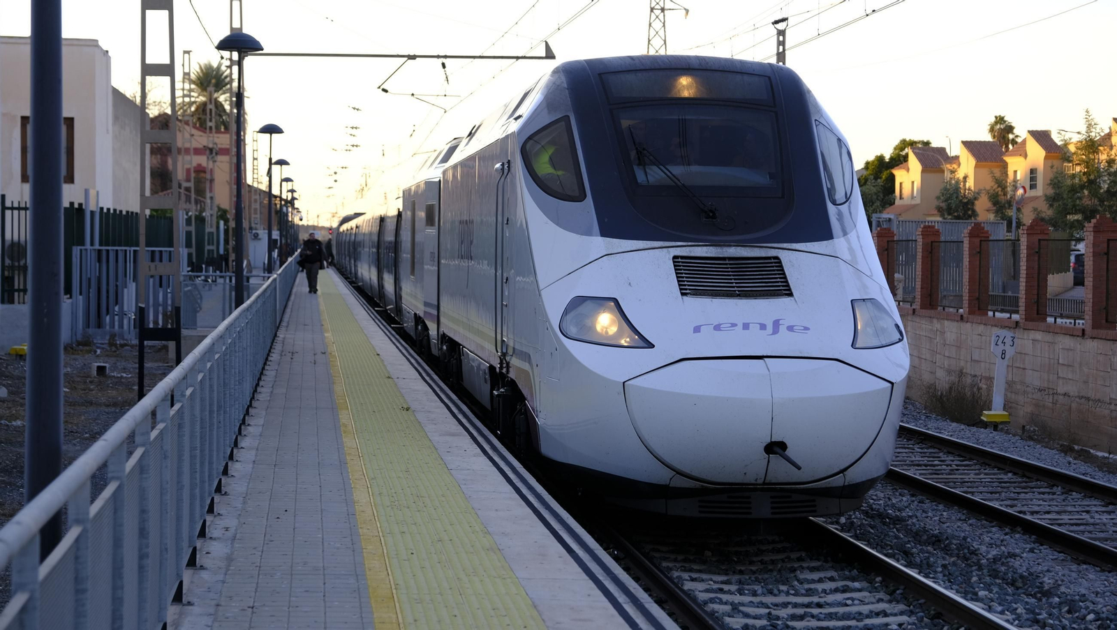 El primer Alvia de Renfe sale de la Estación de Huércal de Almería, en imágenes