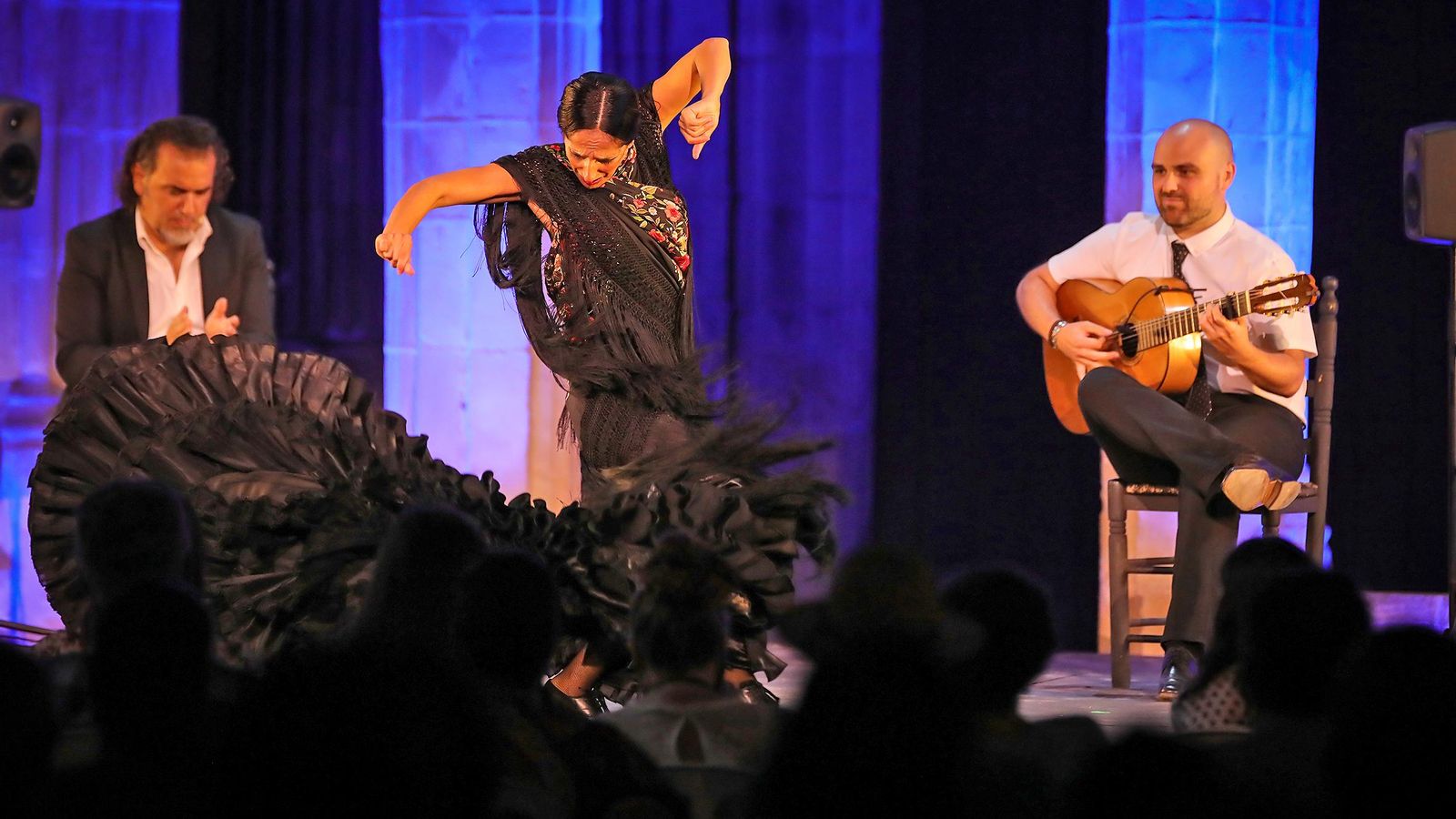 Mercedes Ruiz, acompañada por David Lagos y Santiago Lara.