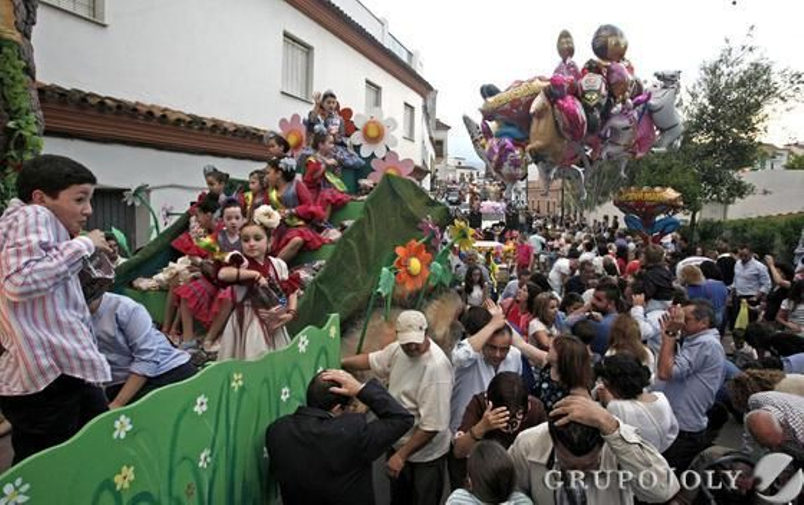 La ubicación de la portada en la avenida Tercer Centenario modifica el recorrido de las seis carrozas.

Foto: Erasmo Fenoy