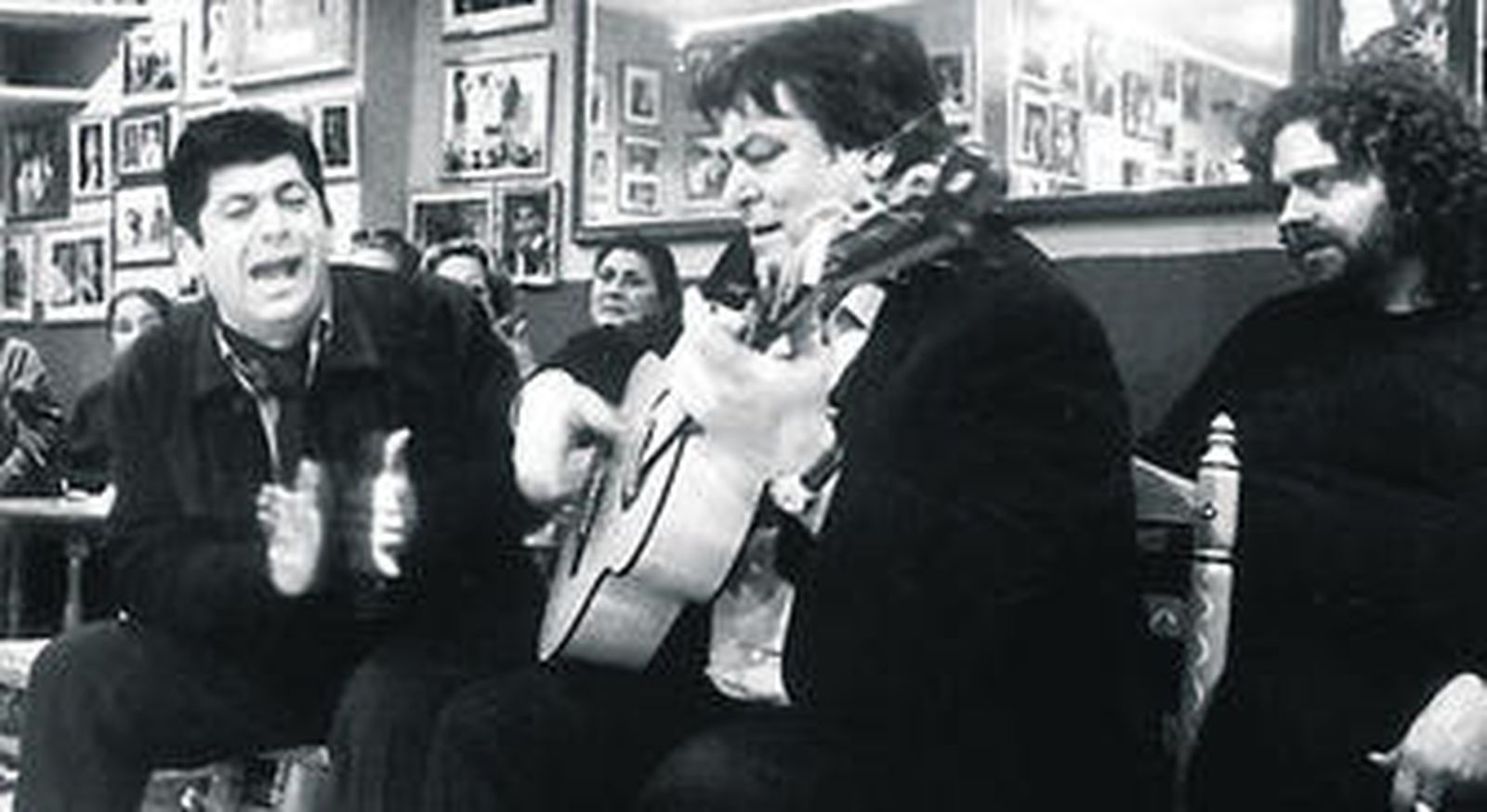 Tomás de Perrate acompañado de la guitarra de Pedro Peña.