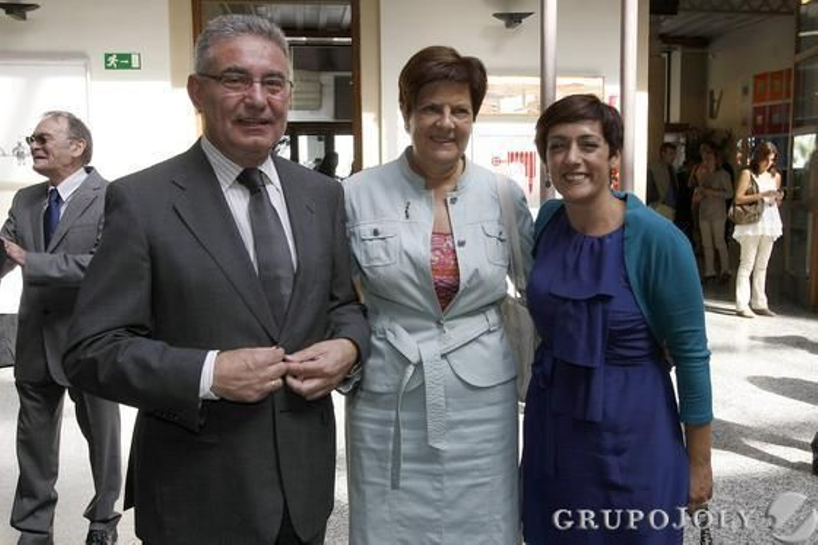 Pablo Lorenzo, delegado provincial de Obras Públicas; Josefina Cruz Villalón, consejera de Obras Públicas, y Marta Meléndez, portavoz del PSOE en el Ayuntamiento de Cádiz.

Foto: Julio Gonzalez-Joaquin Pino-Jose Braza