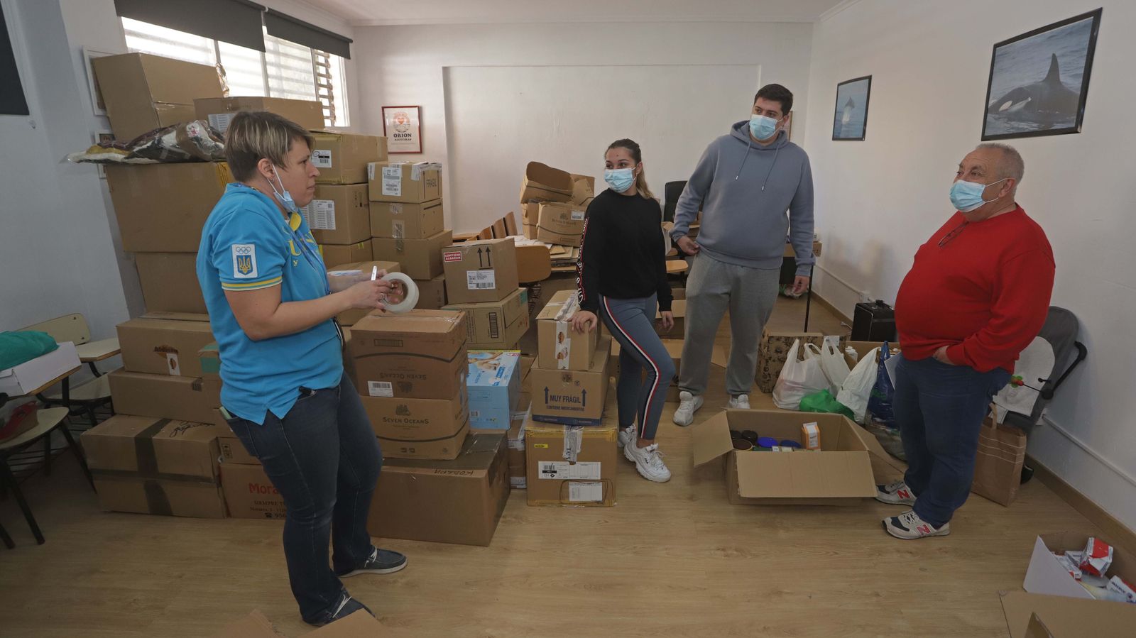 Fotos de la recogida solidaria para Ucrania en el centro Molokai de Algeciras