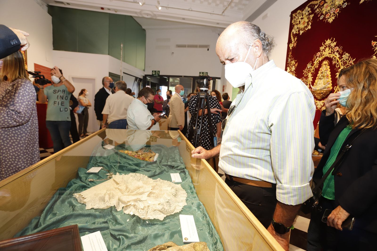 Imágenes de la inauguración de la exposición Regina Roris en la sala de la Fundación Cajasol 'El Comercial'