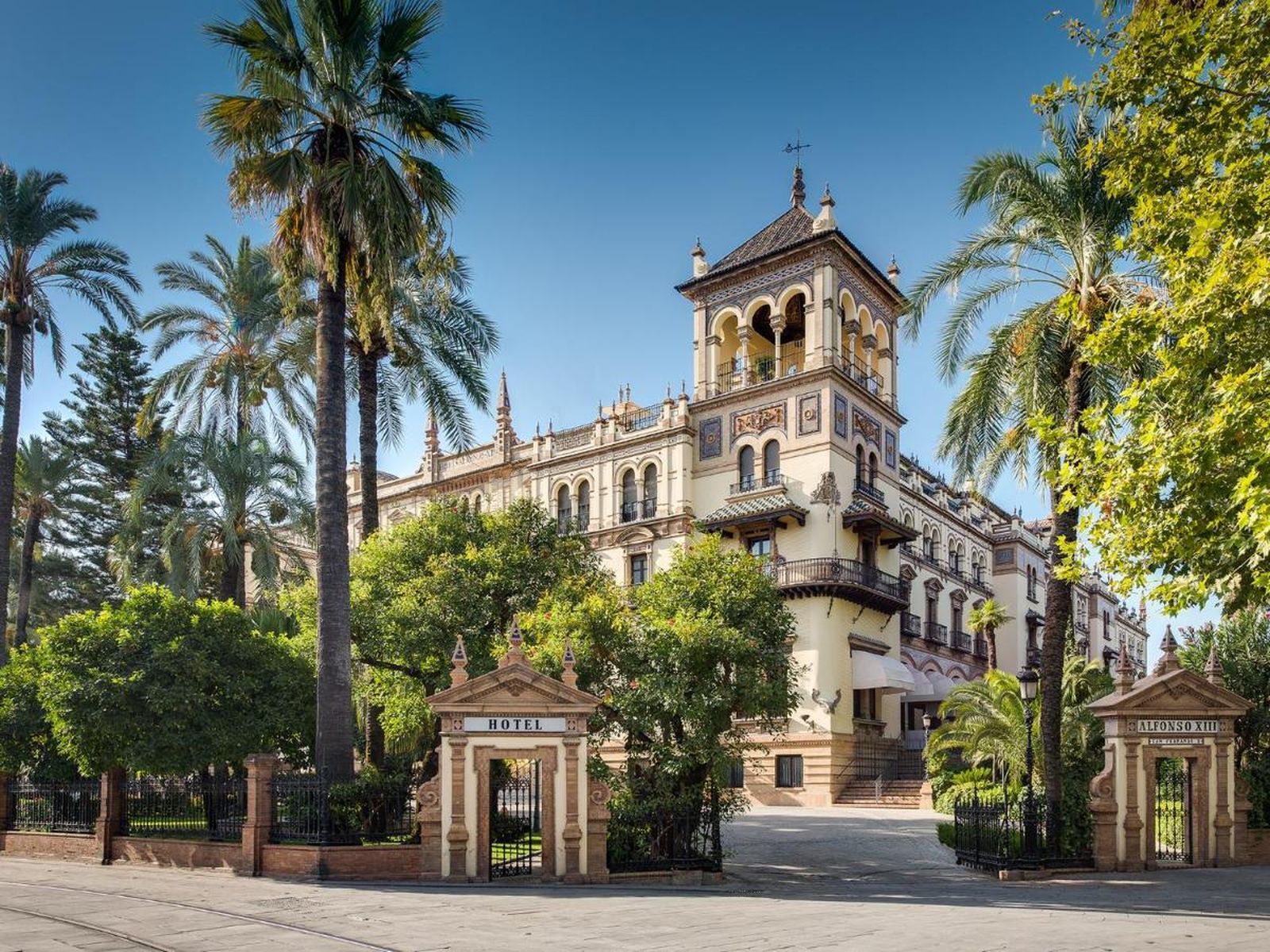 Desde su apertura allá por 1929, este hotel ha sido sinónimo del lujo más absoluto en la capital hispalense