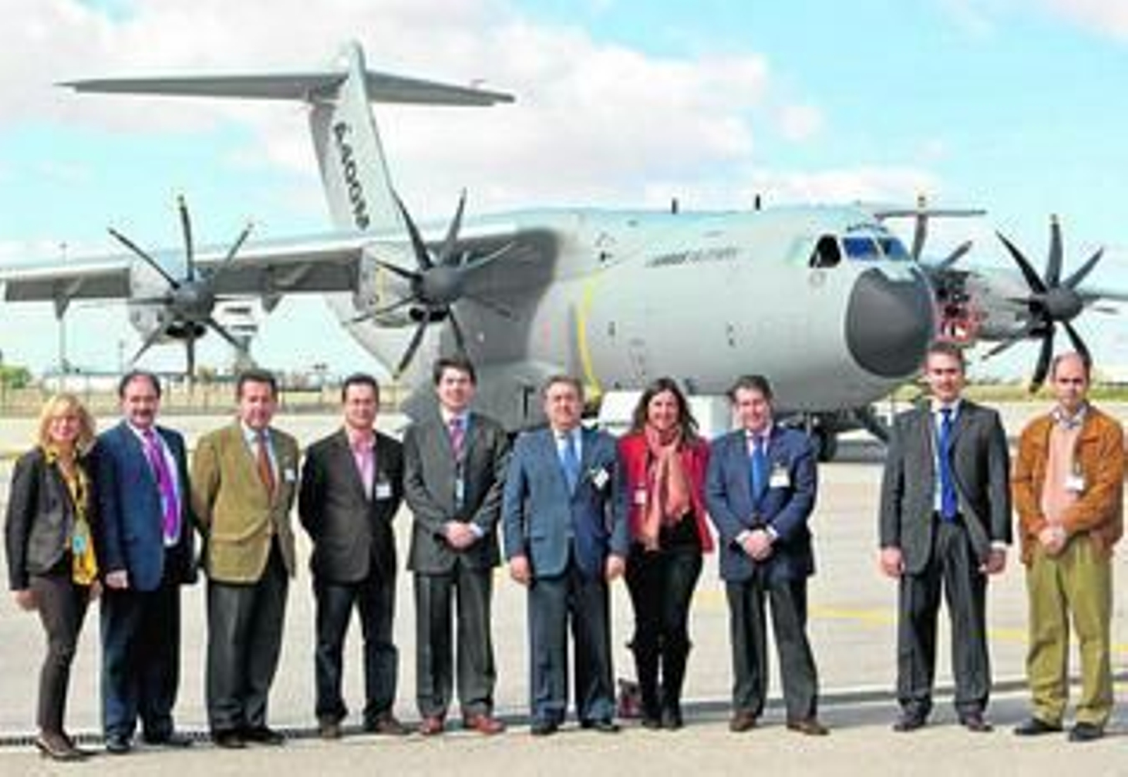 El portavoz popular, Juan Ignacio Zoido, con la dirección de Airbus Military en las instalaciones de la empresa.