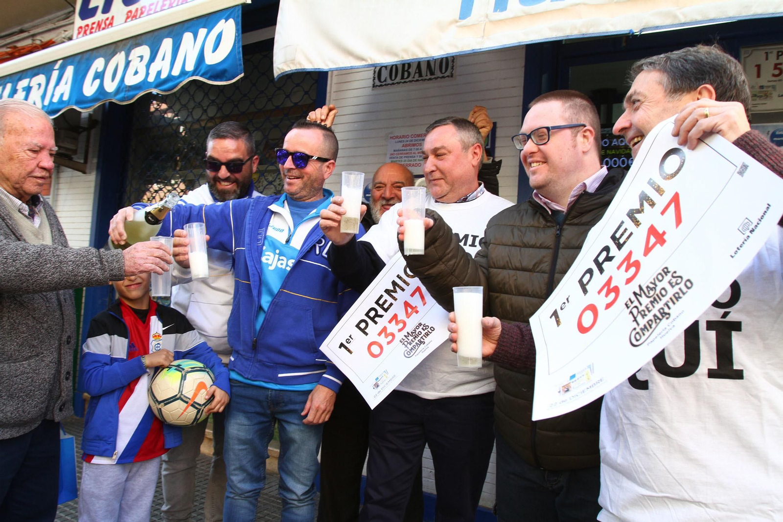 Alegría en Huelva tras tocar por primera vez el gordo en la capital.
