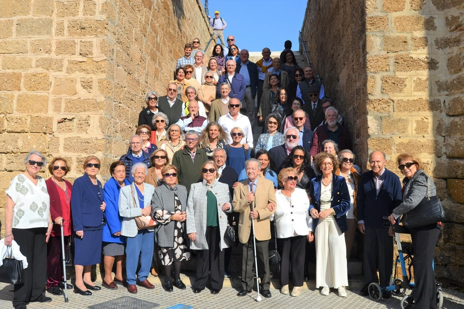 Vecinos del barrio de San Carlos durante su comida anual, entre ellos Alejandro Delgado Lallemand, Miriam Pascual, Carmen Rúperez, Juan Luis Ingunza, Carmen Höhr, María del Mar Muñoz Udaeta, Rosa Sánchez, Salud Sánchez Martínez, Reyes de la Paz, Ramiro Navarro, Lorenzo Sacaluga, Eugenio Sánchez Martínez, Marite Sánchez, Marcos y Olga Zilberman y Beatriz Rosa. Vecinos del barrio de San Carlos durante su comida anual, entre ellos Alejandro Delgado Lallemand, Miriam Pascual, Carmen Rúperez, Juan Luis Ingunza, Carmen Höhr, María del Mar Muñoz Udaeta, Rosa Sánchez, Salud Sánchez Martínez, Reyes de la Paz, Ramiro Navarro, Lorenzo Sacaluga, Eugenio Sánchez Martínez, Marite Sánchez, Marcos y Olga Zilberman y Beatriz Rosa.