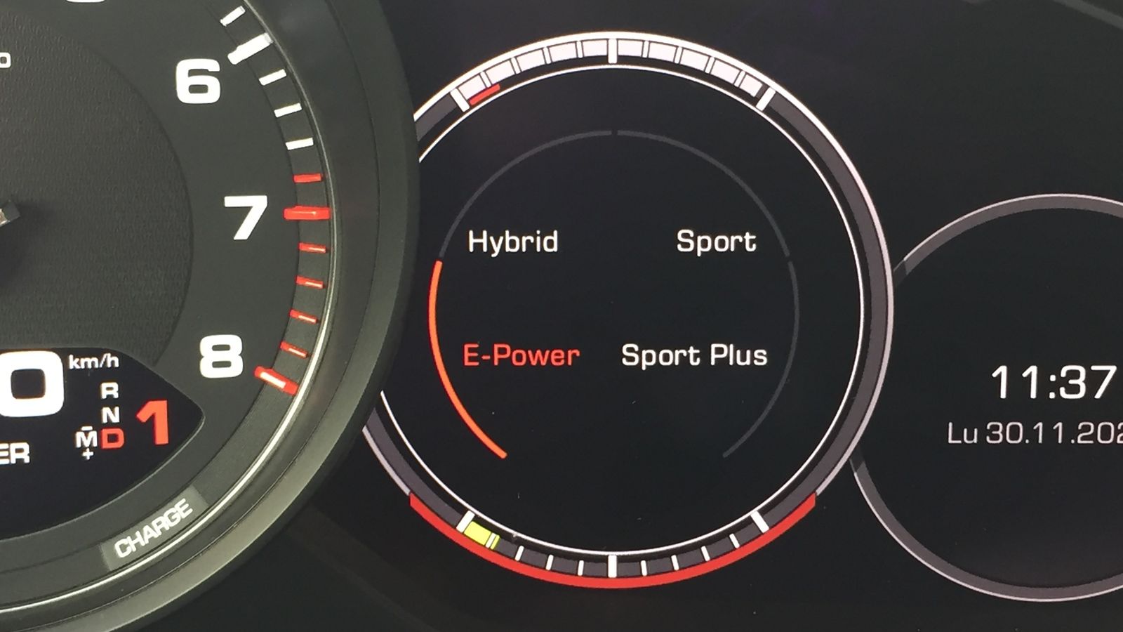 En la pantalla situada a la derecha del cuentarrevoluciones es posible seleccionar cómo queremos que trabaje el sistema híbrido desde un mando en el volante.
