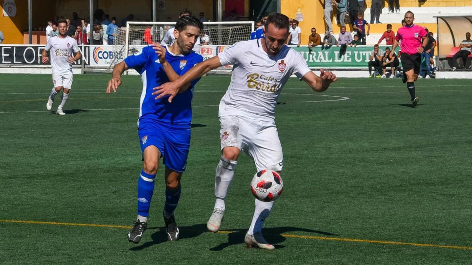 Sergio Narváez persigue a un futbolista del Utrera.